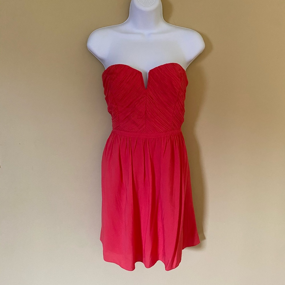 Coral strapless dress by kimchi blue